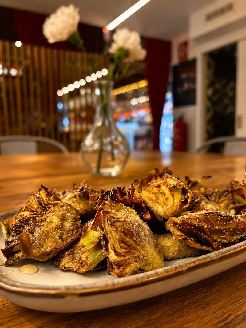 Carciofi confit croccanti nella sala da deVega Poblenou