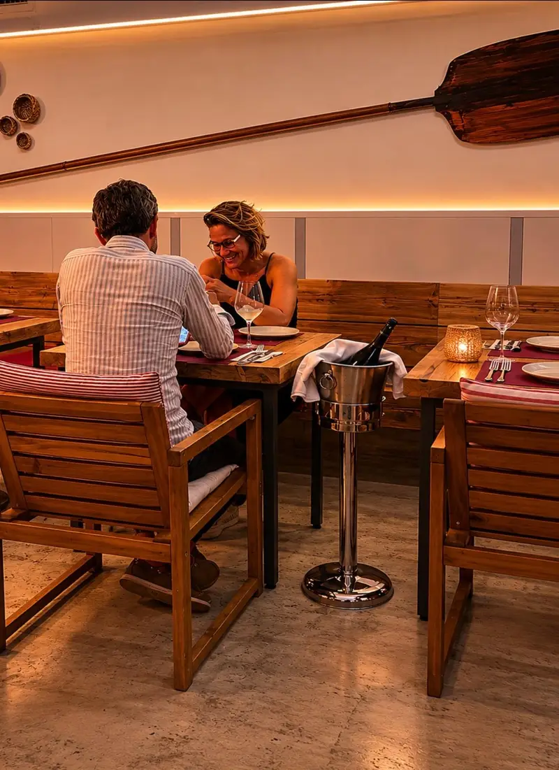 Una coppia a cena nella sala da deVega Poblenou, Barcellona