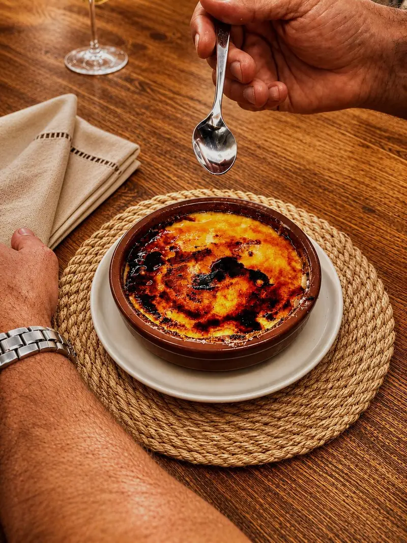 Crema catalana caramellata al momento, un dolce tradizionale da deVega