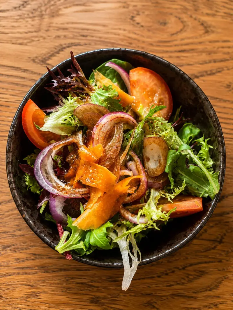 Insalata fresca di mercato con verdure di stagione da deVega Poblenou