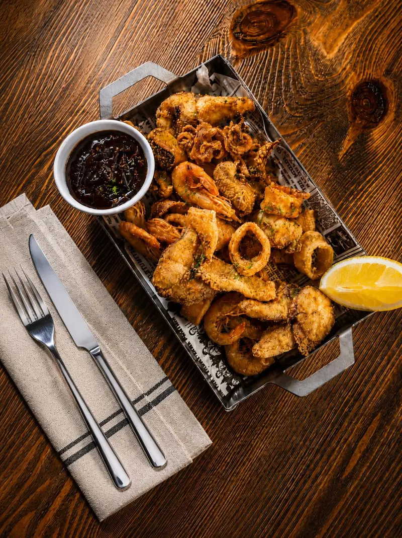 Frittura di pesce e frutti di mare con limone da deVega Barcellona