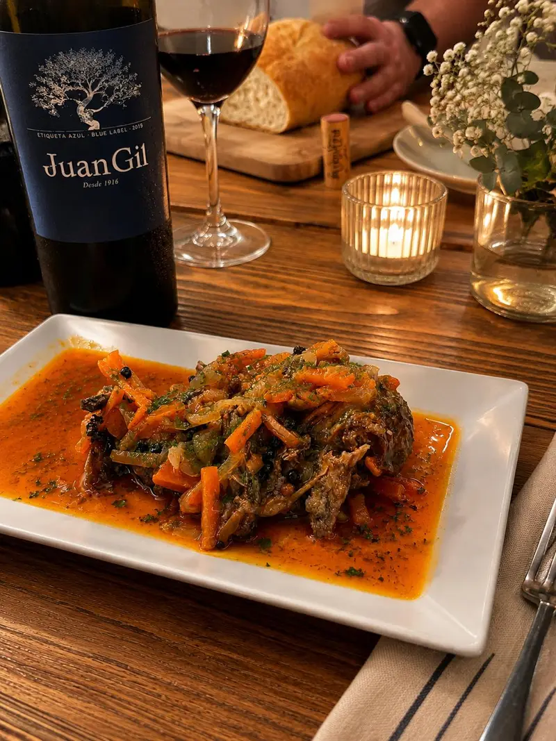 Coda di bue alla basca con verdure, abbinata al vino rosso da deVega