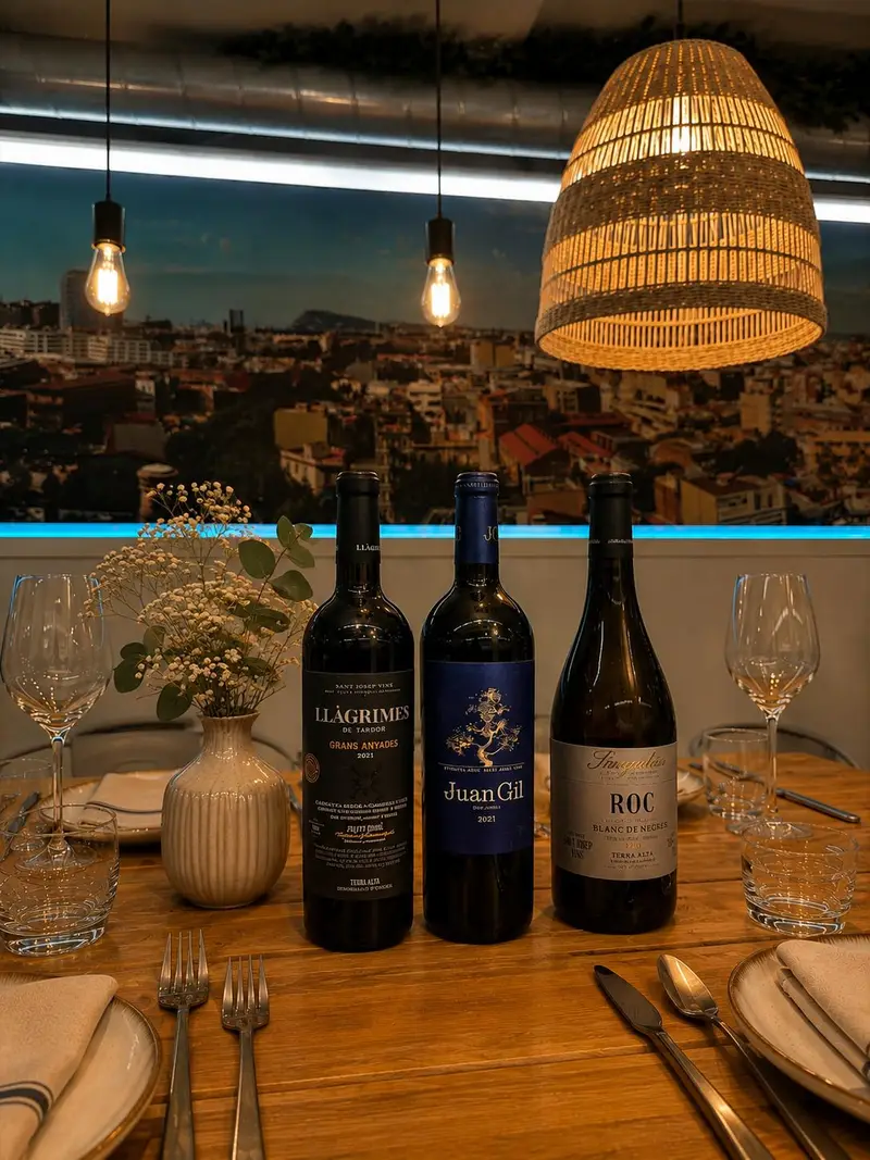 Una selezione di vini dalla carta di deVega con vista su Barcellona
