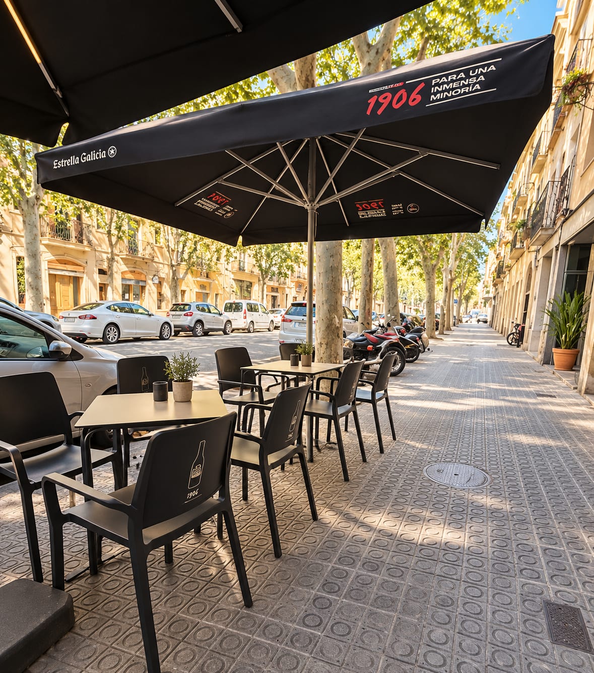 Terrasse du restaurant deVega à Poblenou, Barcelone, avec des tables à l’ombre